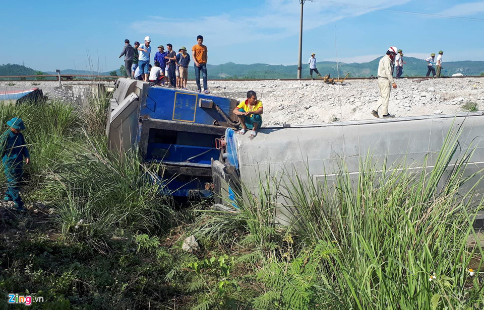 Đường sắt tê liệt sau vụ lật tàu ở Thanh Hóa